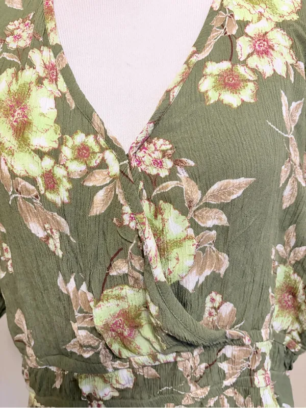 5/$30 🎈 Maurices XL olive green floral surplice neck Blouse - Image 2