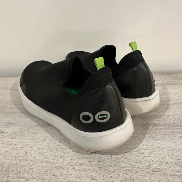 Oofos OOMG EEZEE Low Show Black and white size 7 - Image 8