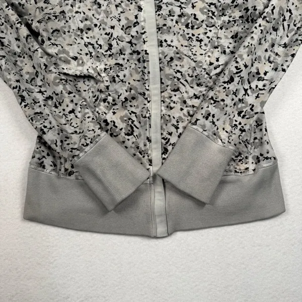 Lululemon After Asana Hoodie Not So Petite‎ Fleur Silver Spoon Womens 8 Gray - Image 4
