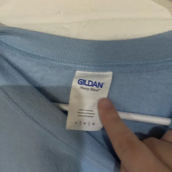 Gildan blue crewneck large - Image 4