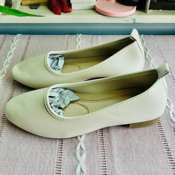 Flat Shoes For women White Size 6 - Image 2