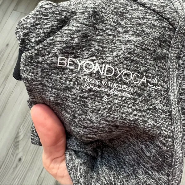 BEYOND YOGA Open BackDeep Sides Racerback Tank Space Dye Grey Small - Image 4