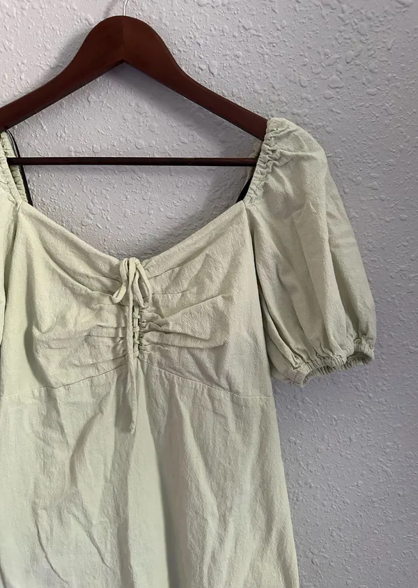 H&M Green dress with puffy sleeves and a tie detail - Image 3