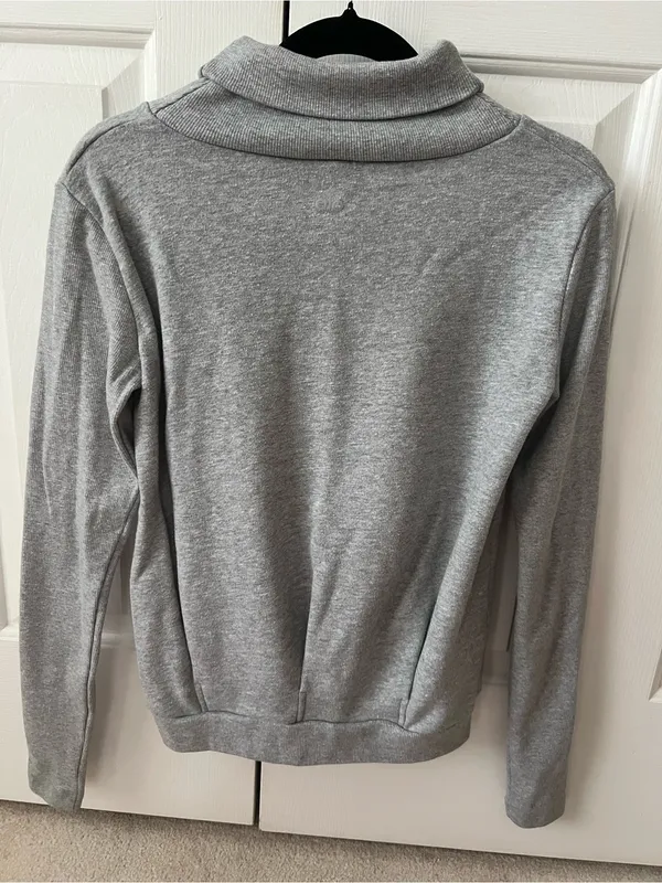 ALO Yoga Light Gray Turtleneck Sweatshirt - Image 3