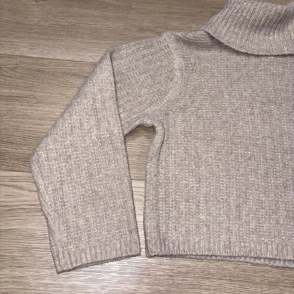 Universal Threads Women Cropped Tan Turtleneck Sweater Size Medium - Image 9