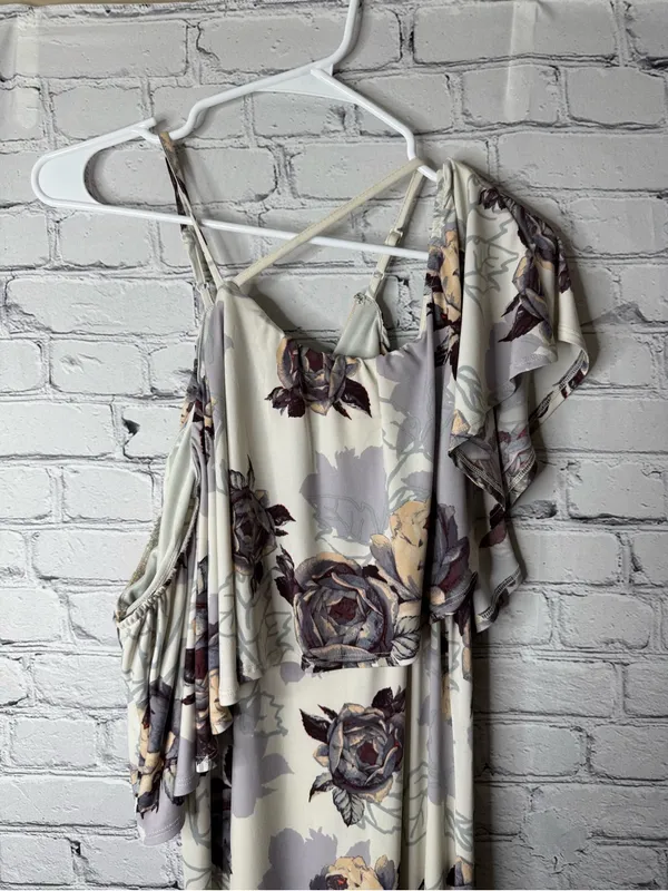 Sugar lips Floral Cold-Shoulder Maxi Dress in Cream and Gray - Image 4