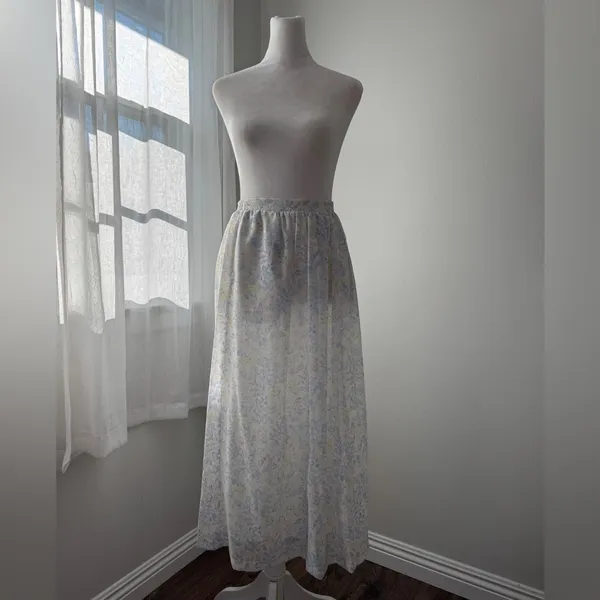 Vintage ‘80s TanJay by Nygard White Floral Print Elastic Waist Midi Skirt - Image 2