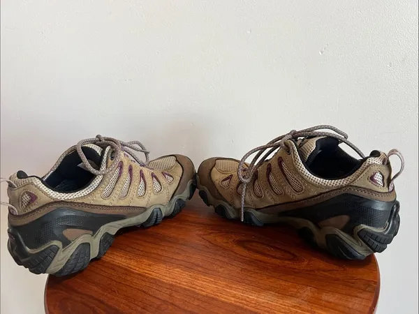 Oboz Women’s Athletic Trail Shoes in Tan and Purple size 7 - Image 7