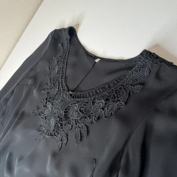 Elie Tahari Black Lace Blouse Small Sheer Lightweight Minimalist Neutral Office‎ - Image 2