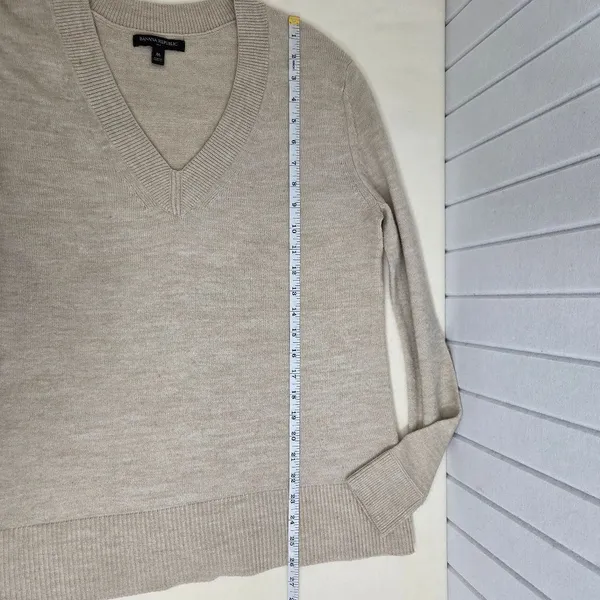 Banana Republic Beige V-Neck Sweater Size‎ M - Image 7