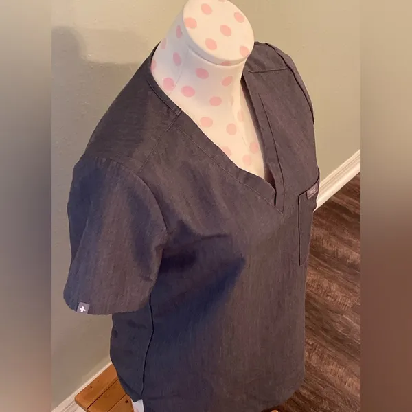 FIGs Charcoal Limited Edition One Pocket Scrub Top Sz XS - Image 3