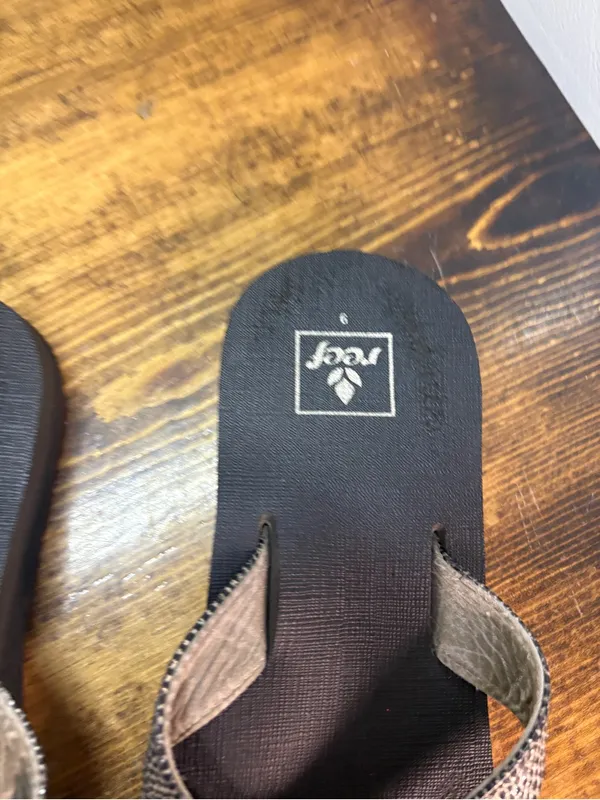 Reef black flip flops size 9 - Image 7