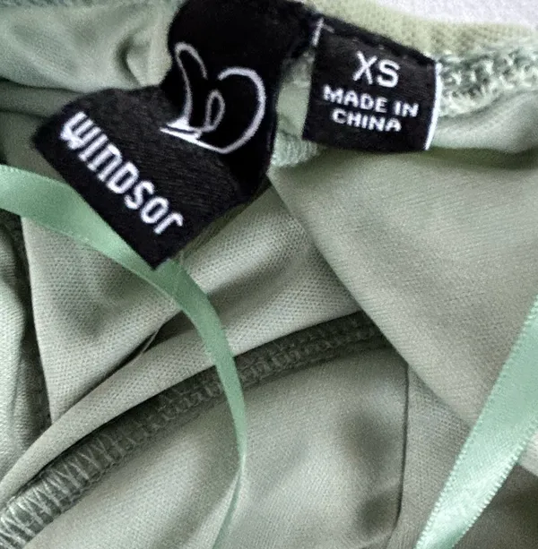 Beautiful Windsor Green pearl dress - Image 2