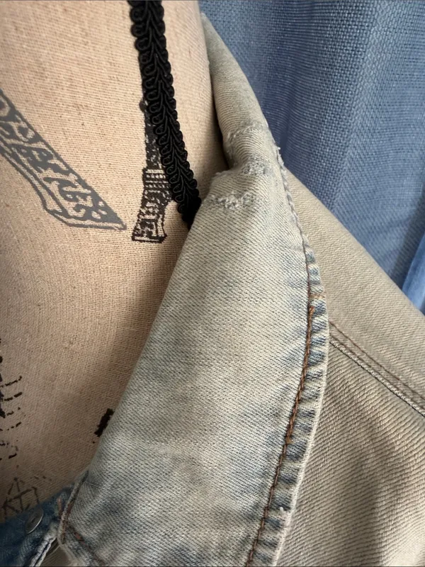 Mudd Distressed Denim Jean Jacket Women’s Size Large Blue Jean Jacket Y2K Style - Image 4