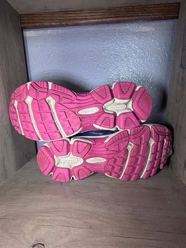 Saucony- Colorful and super comfy - Image 4