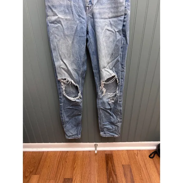 American Eagle Mom Jeans Light Wash Distressed Ripped High Rise Size 2 Regular - Image 3