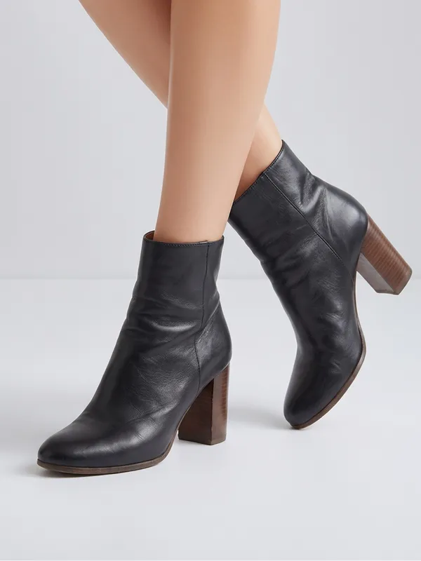 Kate Spade Black Leather Chelsea heeled Ankle Boots size 9 - Image 2