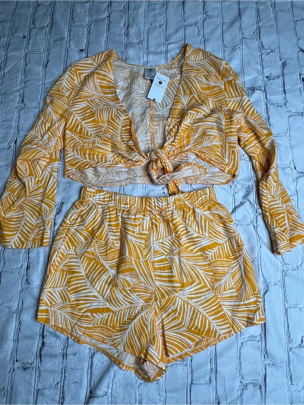 NWT shade and shore Two-Piece Yellow Leaf Print Crop Top & Shorts Set 4-6 - Image 3