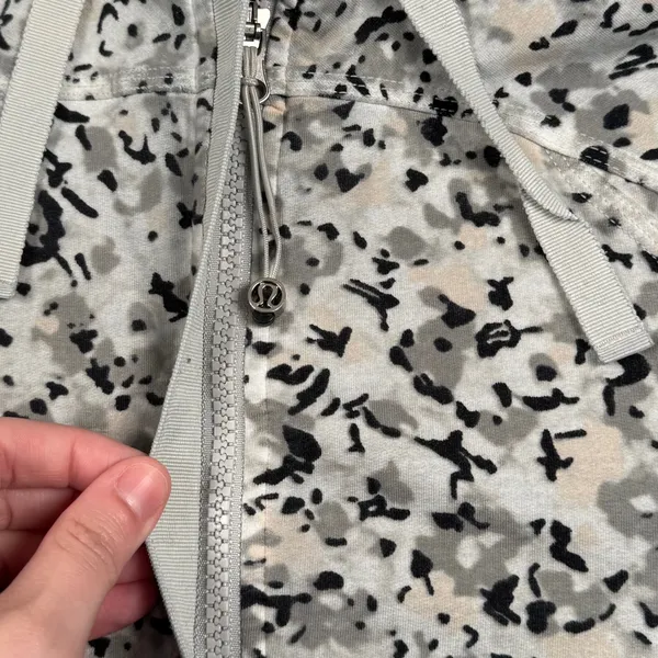 Lululemon After Asana Hoodie Not So Petite‎ Fleur Silver Spoon Womens 8 Gray - Image 5