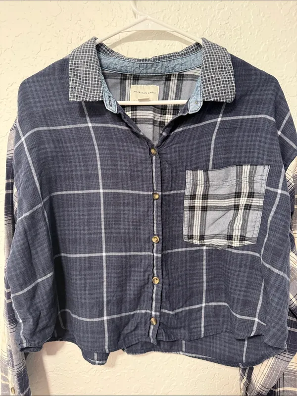 AMERICAN EAGLE Navy Blue Plaid Cropped Button Down Flannel Size Large - Image 3