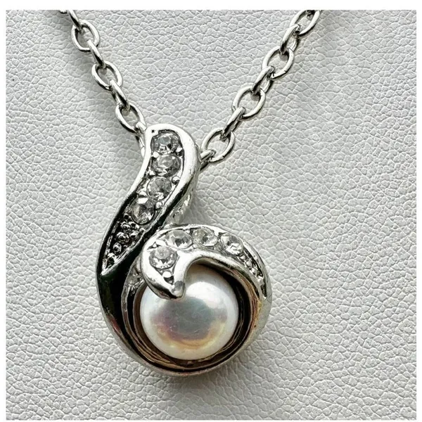Faux pearl rhinestone silver tone pendant necklace - Image 2
