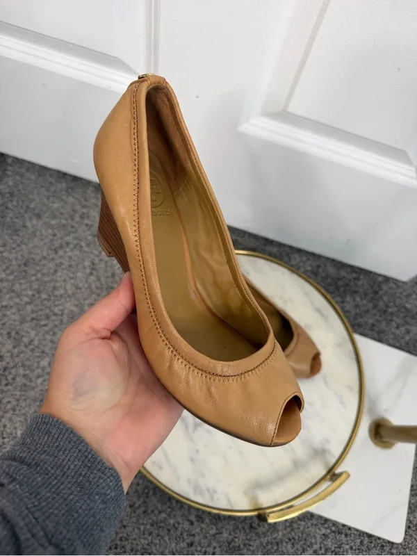 Tory Burch Sz 6.5 Tan Leather Peep Toe Wedge Pumps Heels - Image 2