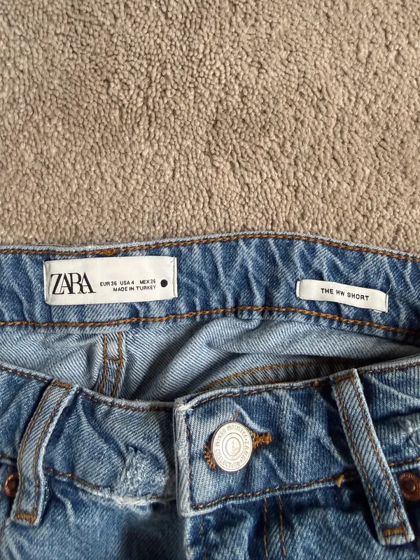 Zara High-Waisted Distressed Denim Shorts – Size 4 - Image 4