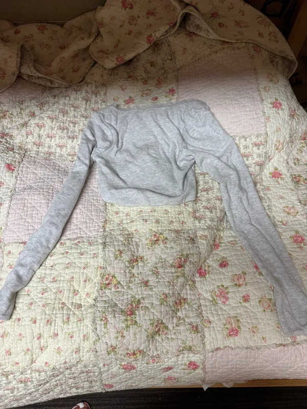 gray lace scoop long sleeve cropped - Image 3