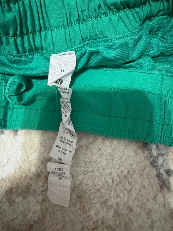Lululemon Hotty Shorts 2.5" Kelly green - Image 4