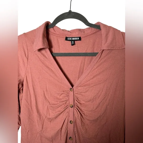 Steve Madden Ribbed Button Front Long Sleeve Top‎ Ruched Front Mauve Size M - Image 3