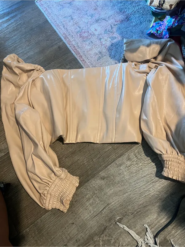Alice + Olivia Faux Leather Puff-Sleeve Crop Top in Beige - Image 5