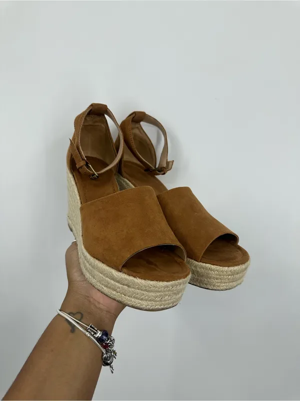 Universal Threads Tan Boho Wedge Sandals Women's Size 8.5 - Image 3