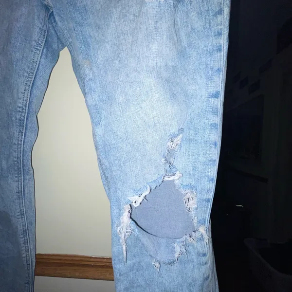 Size 6 Old navy boyfriend distressed jeans - Image 5