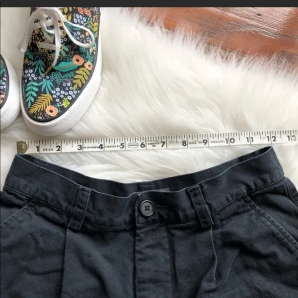 Banana Republic 90s Black High Waisted Shorts - Image 3