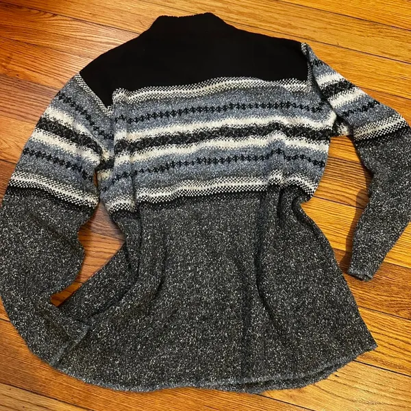 Grey and black sweater b - Image 6