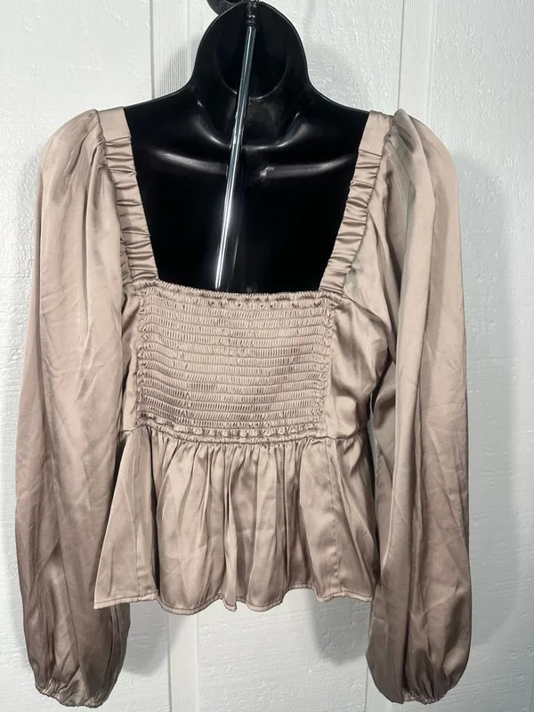 Abercrombie & Fitch Beige Ruched Top Size Medium EUC - Image 6
