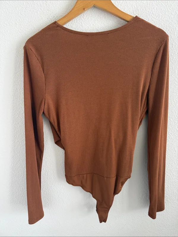 ASTR Ribbed Twist-Front Brown Bodysuit Women's Large - Image 2