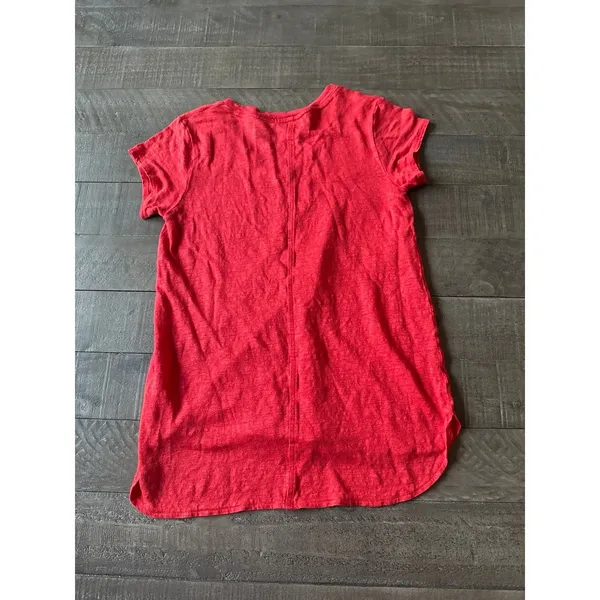 Tahari women's red short‎ sleeve v neck tee size small - Image 4