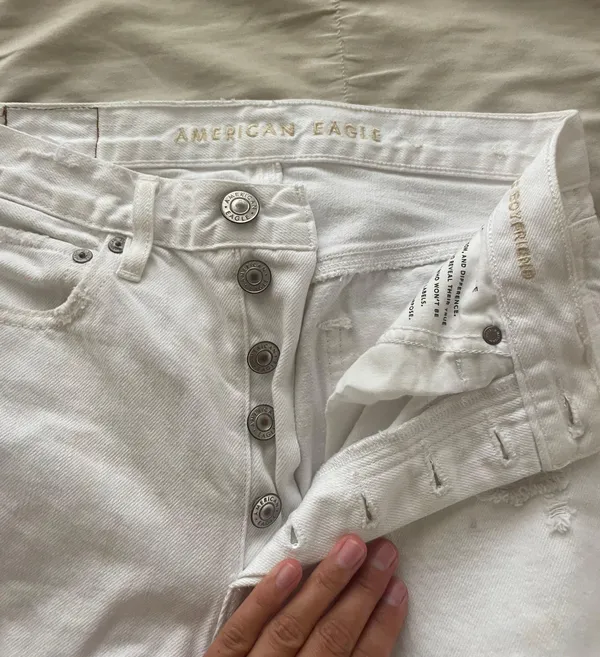 American Eagle White Ripped Jeans - Image 4
