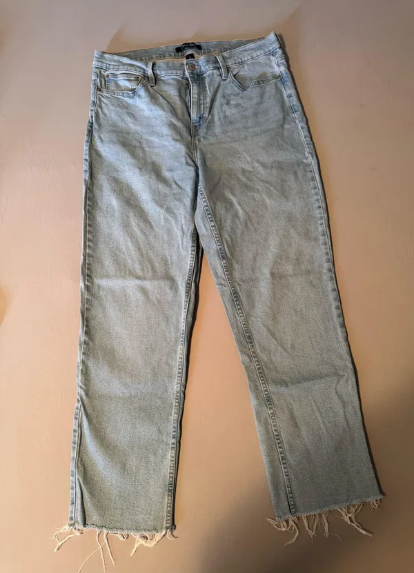 Calvin Klein loose fit raw hem straight leg light wash jeans - Image 3