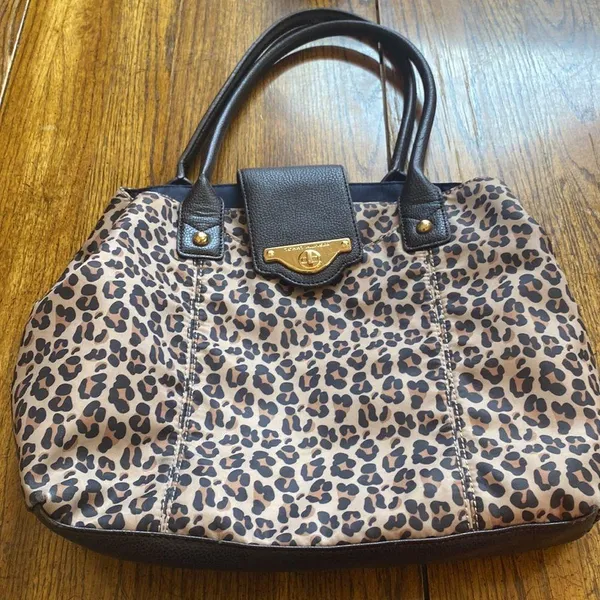 Used Tommy Hilfiger purse - Image 3