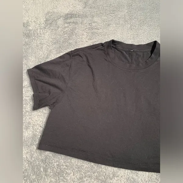 Lululemon Black Women's Crop Top - Image 2