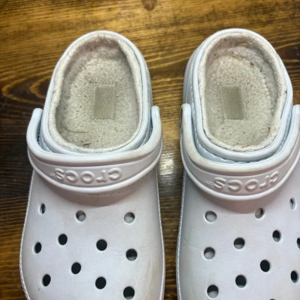 Crocs Light Blue Fur‎ Lined Clogs Size 7 - Image 5