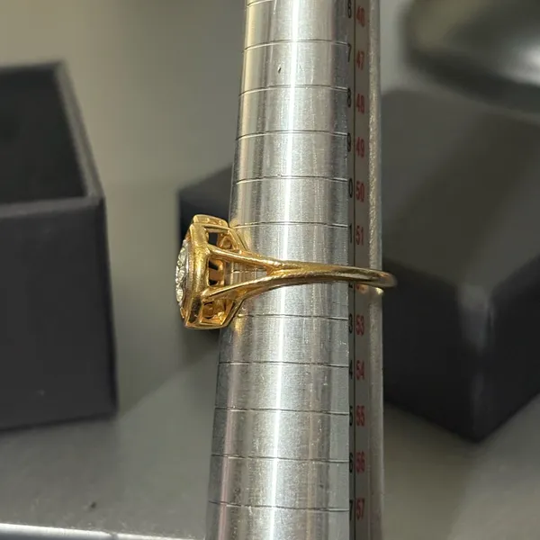 Avon Signed Size 6 Gold Tone Marquise Accent Ring with Clear Stones - Image 6