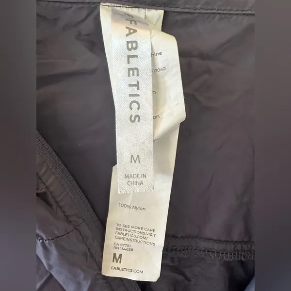 Fabletics Women’s Kali Run Jacket Size M Hooded Packable Lightweight Nylon Vent - Image 2