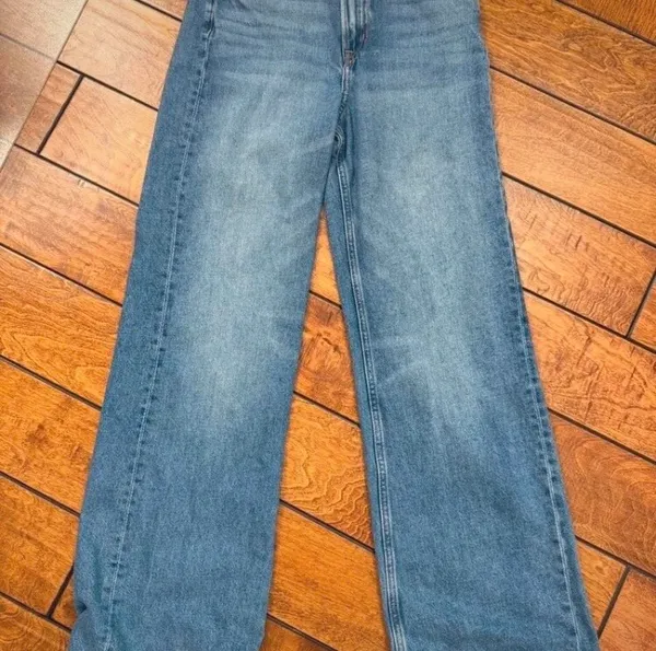H&M Mid-Rise Wide Leg Jeans - Image 3