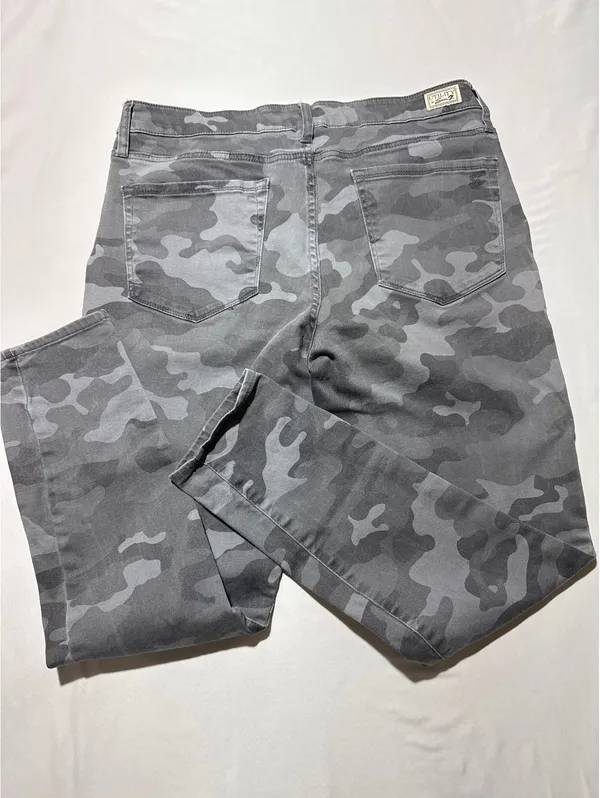 Gray Camouflage Pants with Front Pockets - Size 12 - Image 9