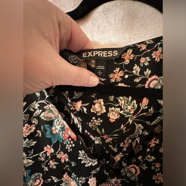 Express floral blouse size large - Image 3