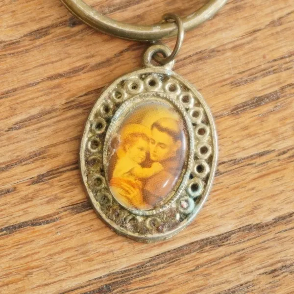 Vintage Saint Anthony and Child‎ Catholic Religious Keychain Brass Tone Oval - Image 2