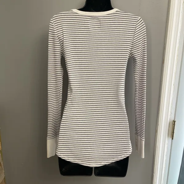 Abercrombie & Fitch White and Gray Fitted Buttoned Blouse - Image 4